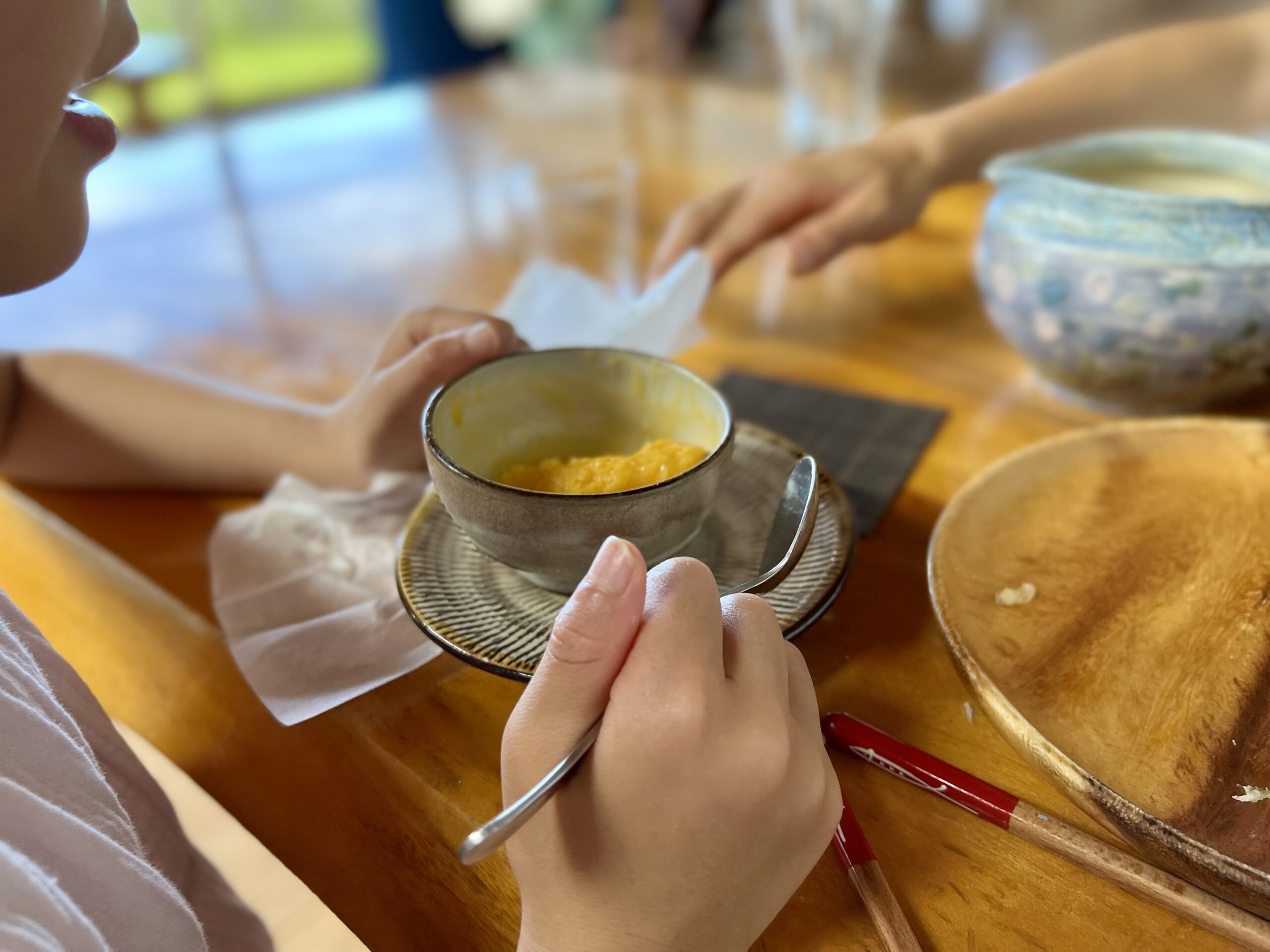 子どもが美味しそうに食事をしている様子